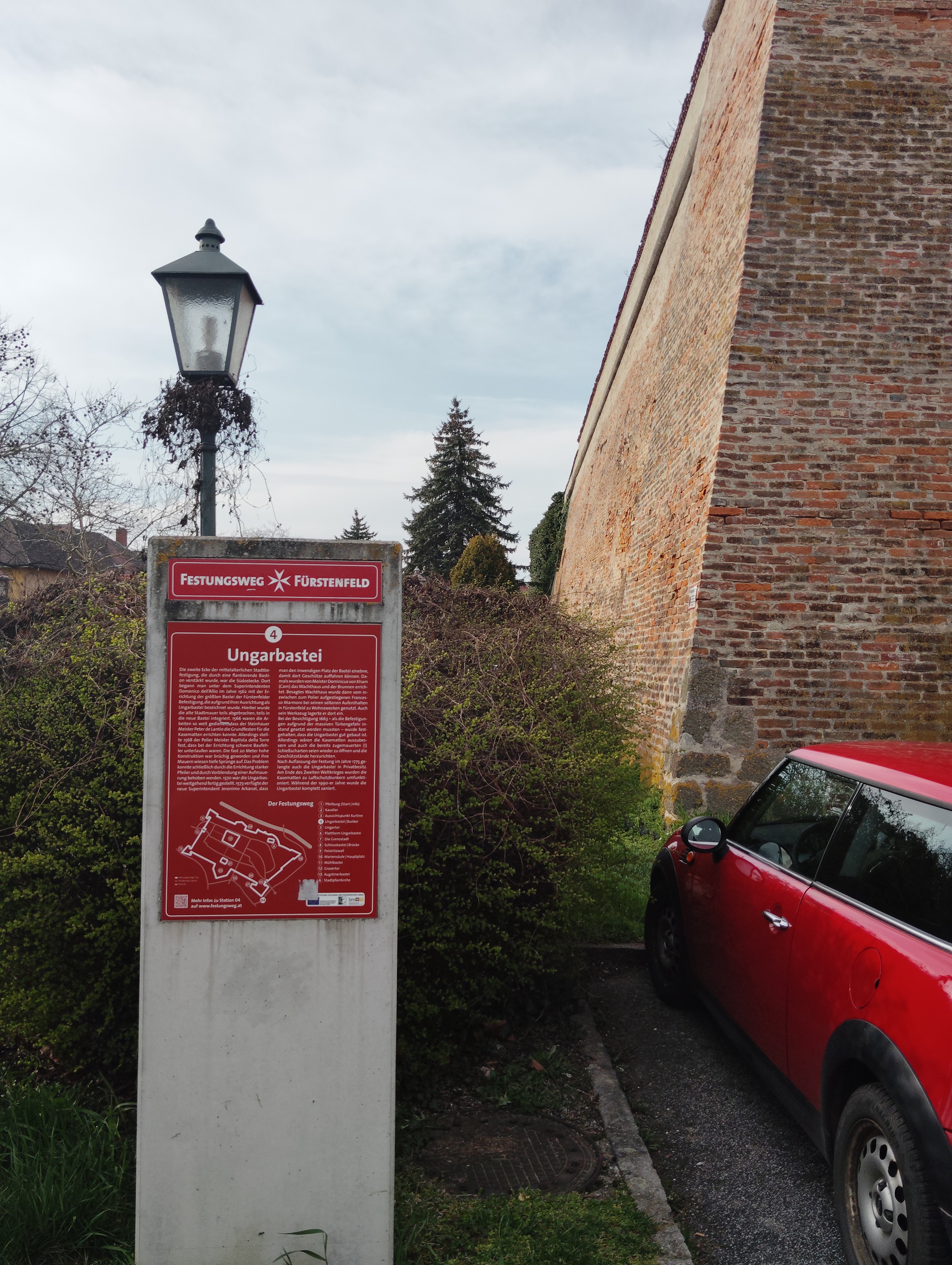 alte stadt mauer in der stadt fürstenfeld